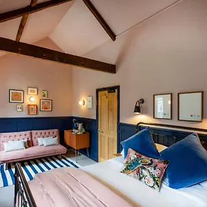  Hotel The Queens